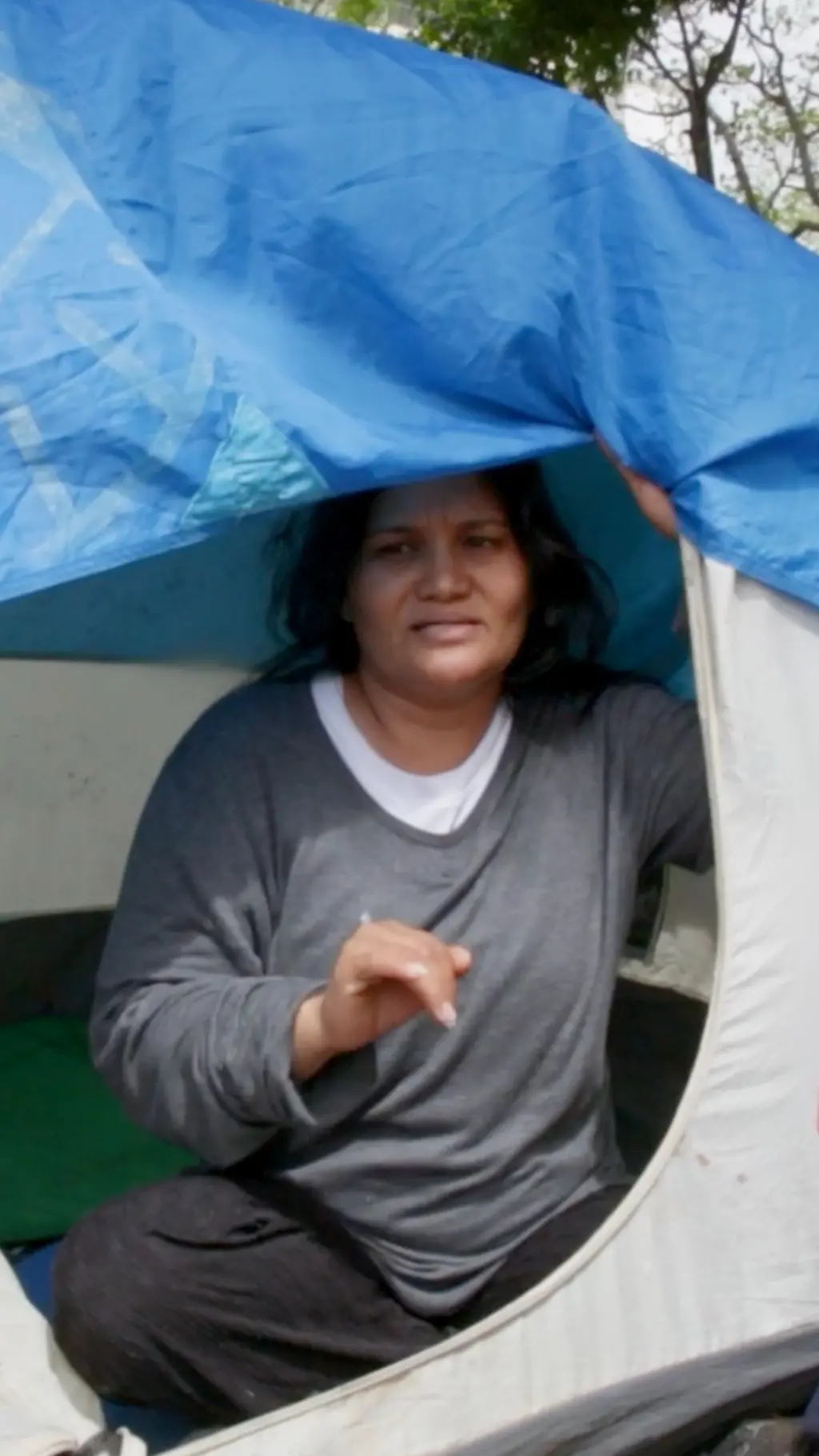 Una mujer acampando en una de las tiendas en las plazas de Caracas