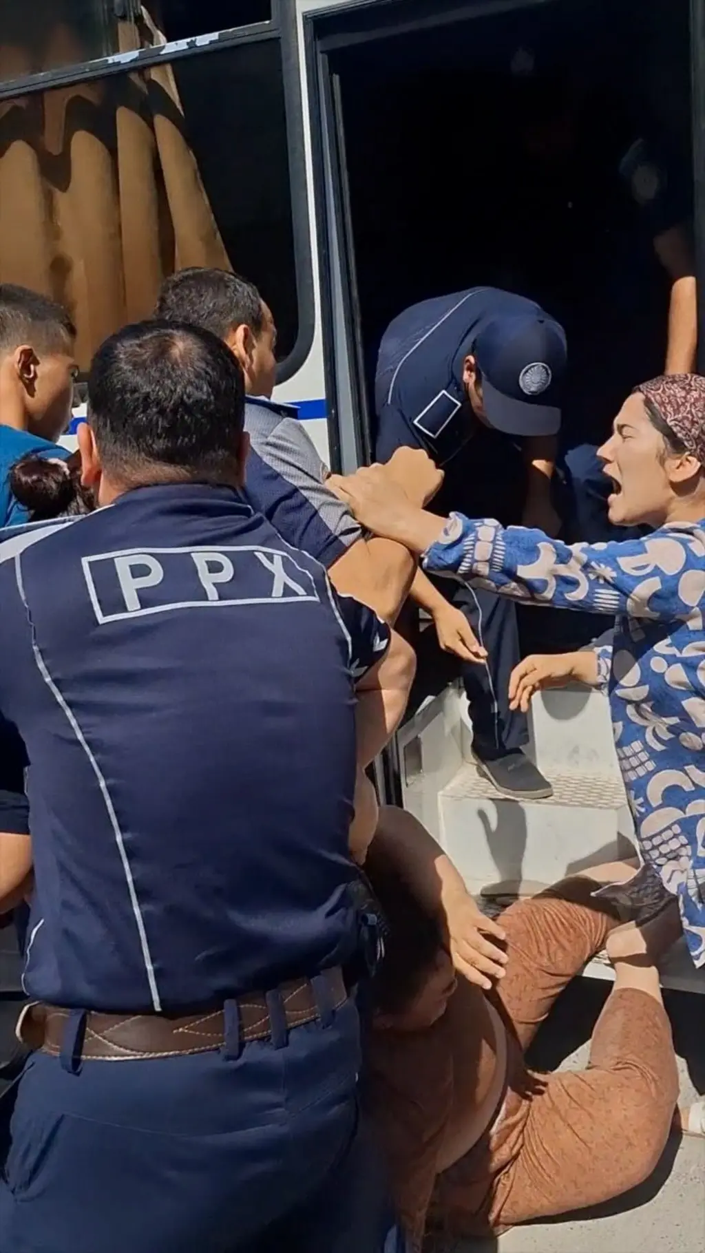 PPX xodimlari ayollarni avtobusga zo‘r bilan chiqarishmoqda 