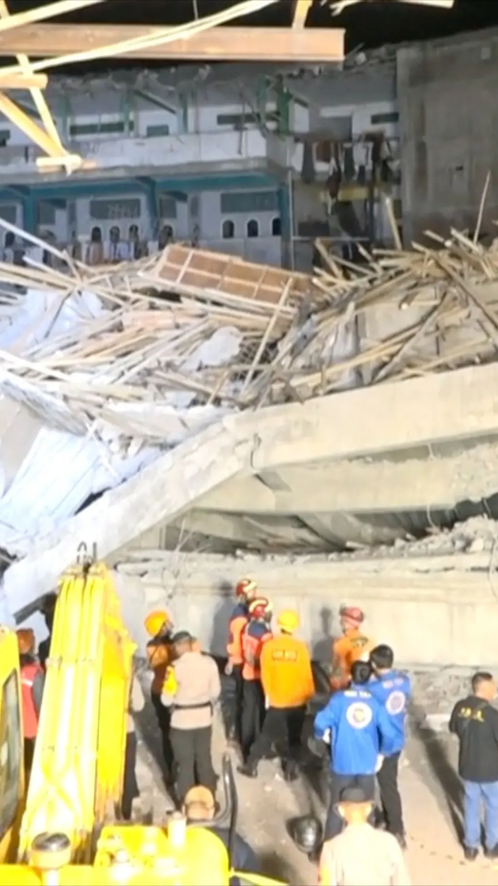 Pesantren ambruk, ratusan siswa dievakuasi