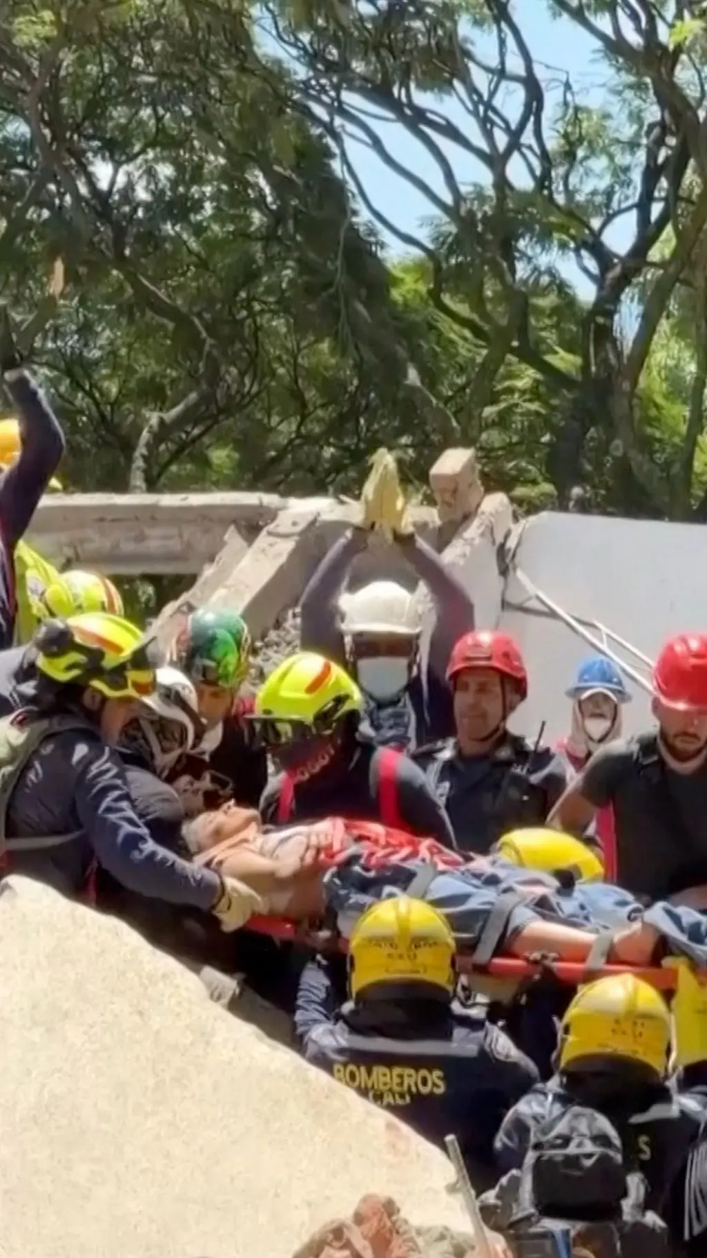 Rescatistas retiran a una mujer de entre los escombros
