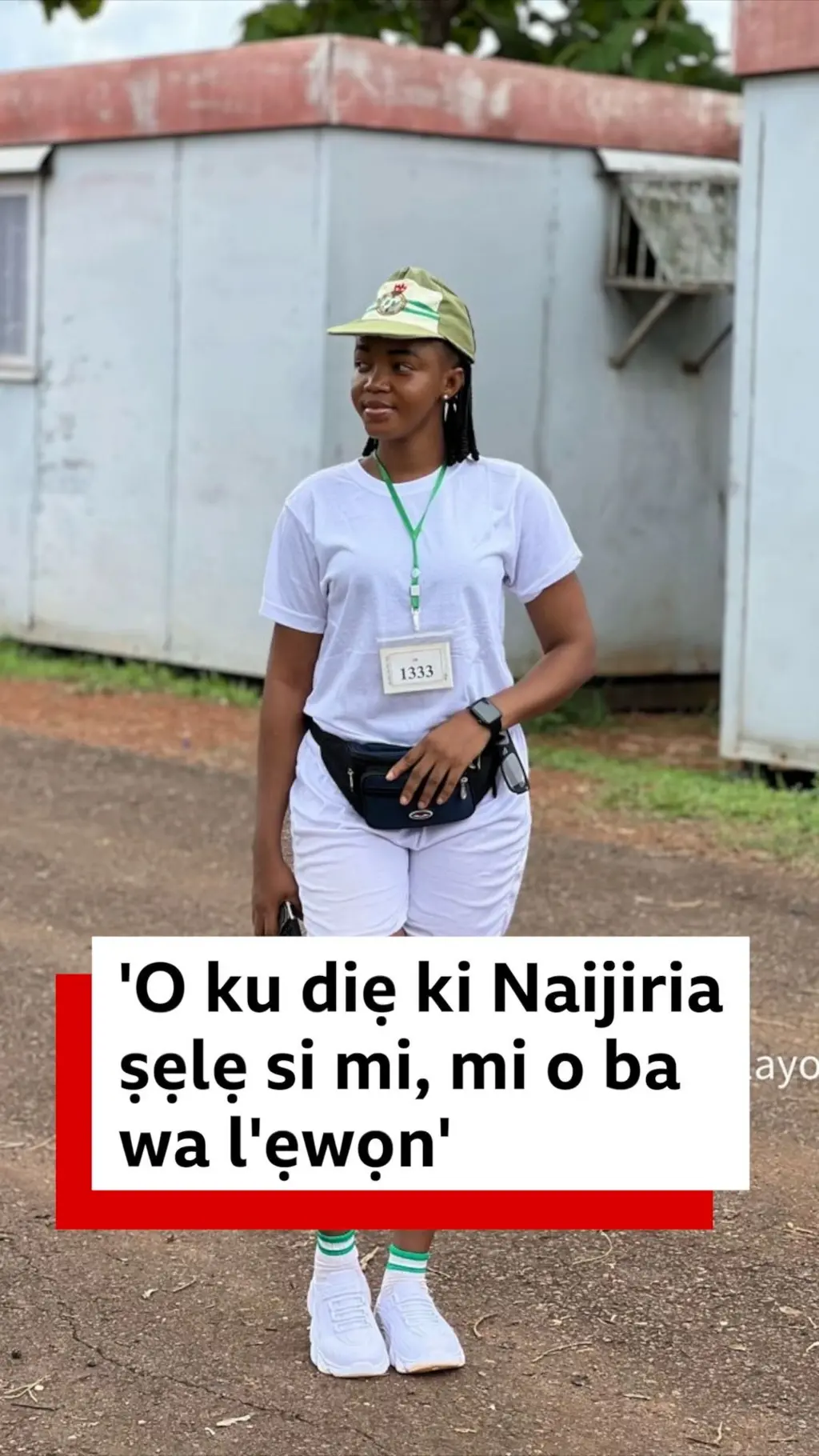Omidan Titilayo Ibrahim to wọ asọ awọn to n sinru ilu tii se asọ toke tilẹ funfun, bata tẹnisi funfun ati fila NYSC