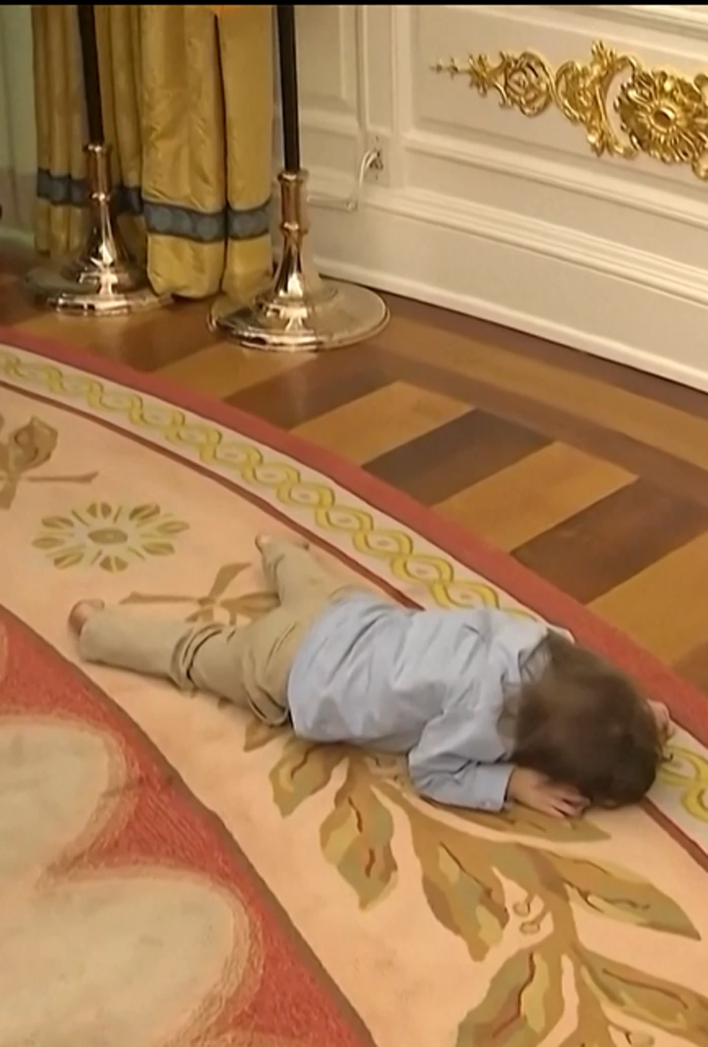 டிரம்ப் செய்தியாளர் சந்திப்பில் கவனம் ஈர்த்த குழந்தை