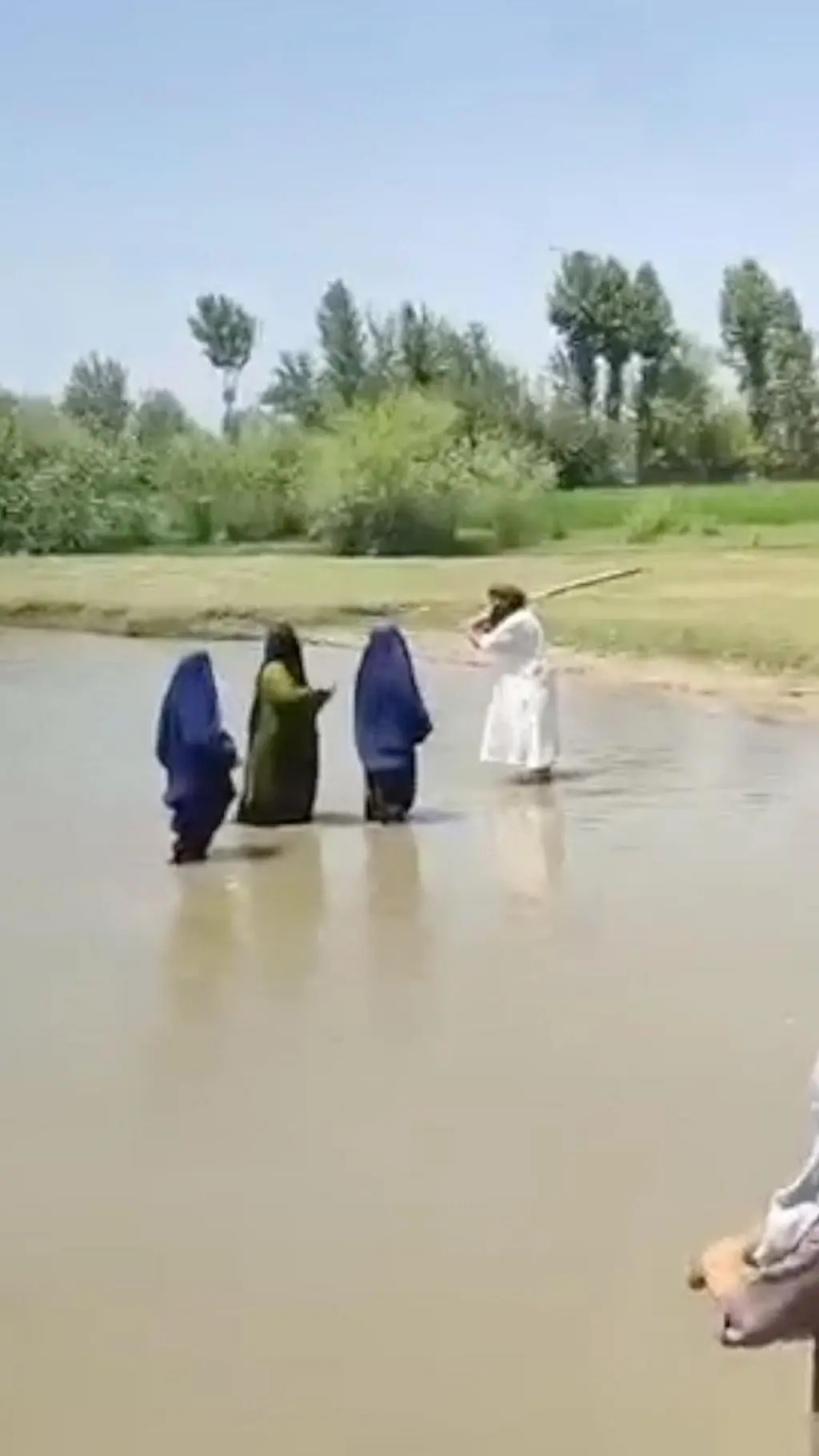 تصویر سه زن در مقابل یک مرد