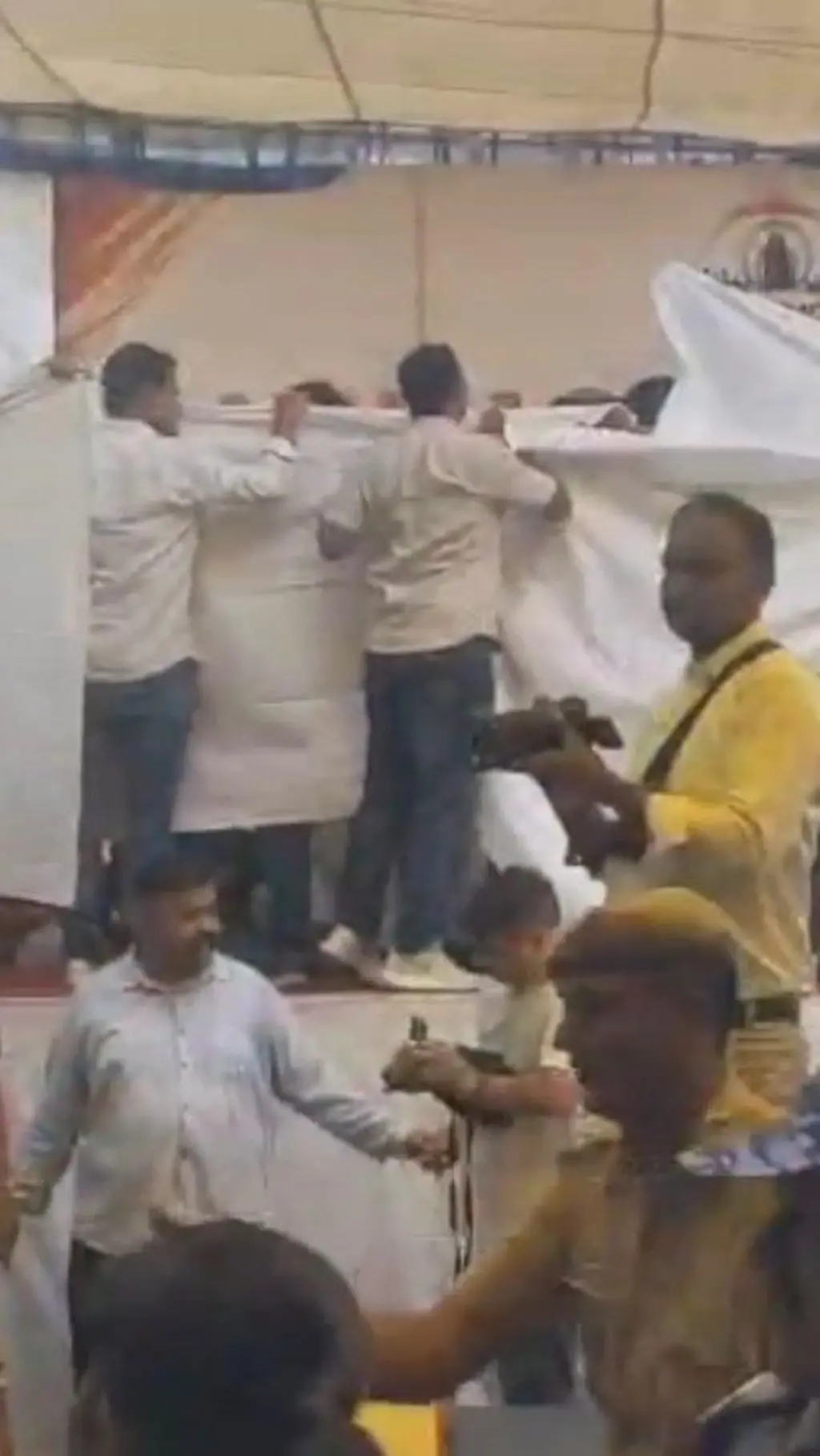 सोनम वांगचुक को पुलिस ने जंतर-मंतर से हटाया