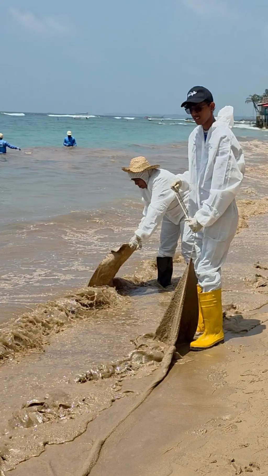 හික්කඩුව වෙරළේ ඉරාන නෞකාවේ බවට සැක කෙරෙන භාණ්ඩ හා තෙල් තට්ටු