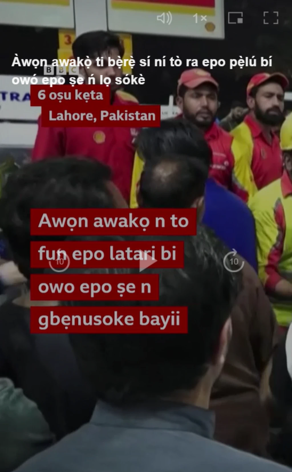 Àwọn awakọ̀ nilu Lahore ni orilẹ̀ede Pakistan n to fun epo bẹ̀ntiro