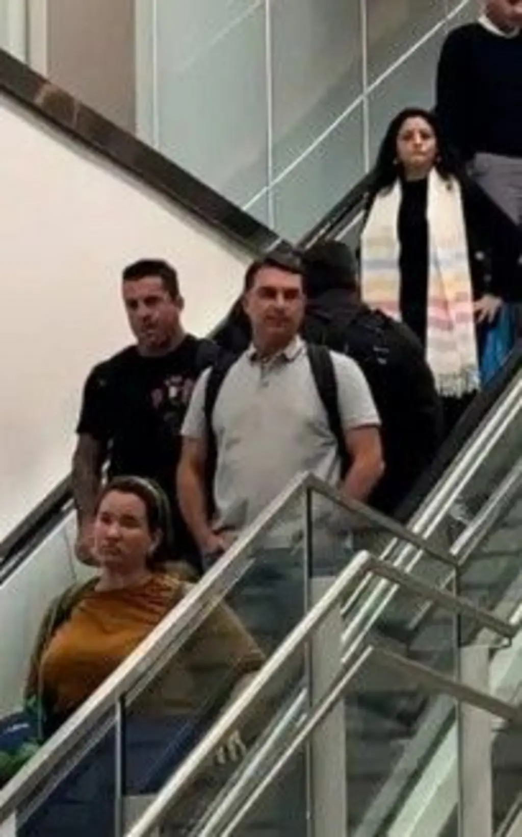 Flávio Bolsonaro descendo escadas no aeroporto.