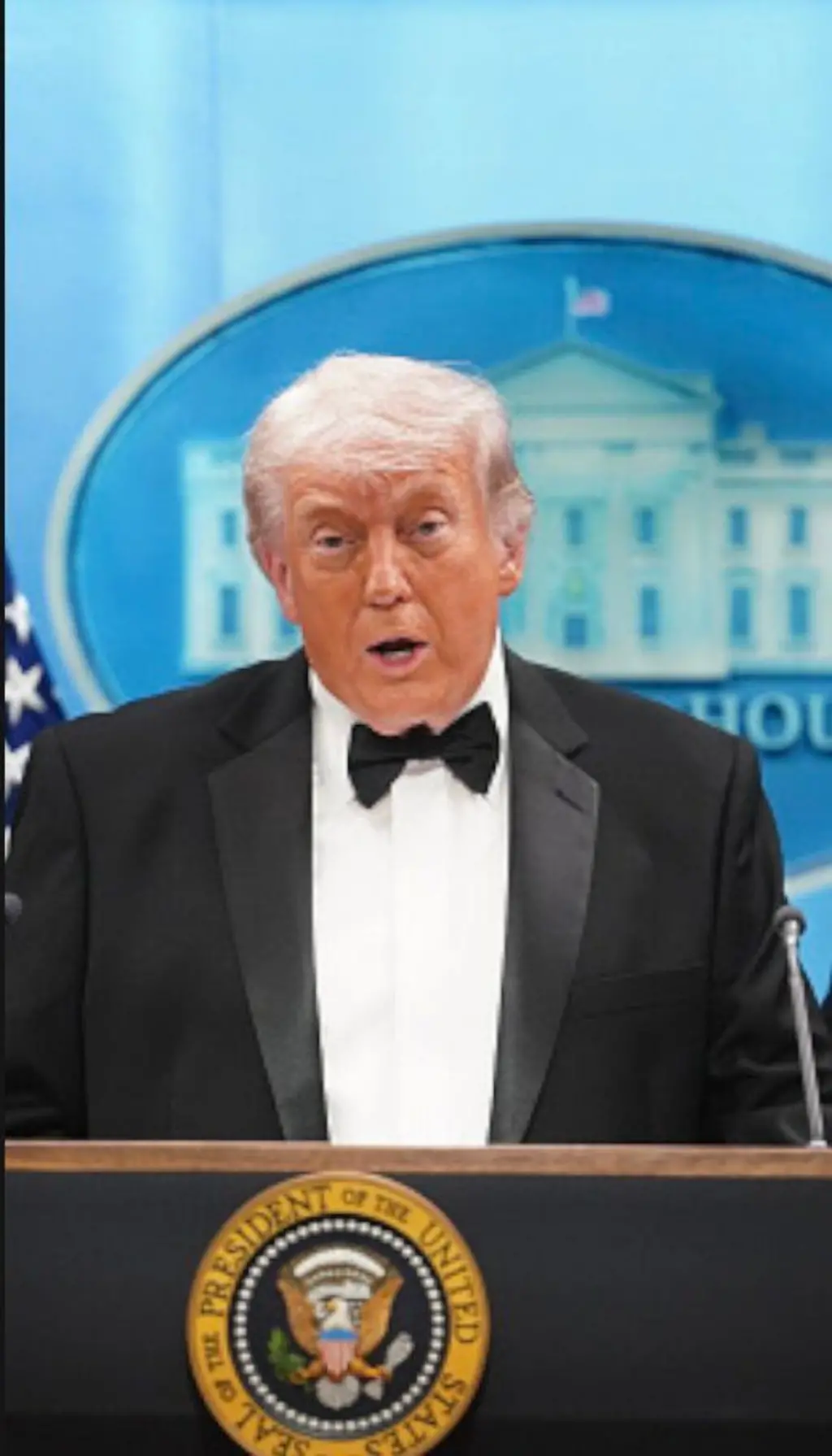 ජනපති ට්‍රම්ප් සුදු පාට කමිසයක්, කළු පාට කෝට් එකක් හා කළු පාට බෝ එකක් පැළඳි ඩොනල්ඩ් ට්‍රම්ප් මෙහි සිටි.