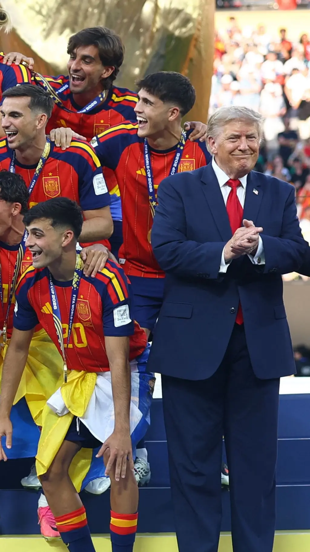 Трамп задержался на сцене с чемпионами-футболистами.