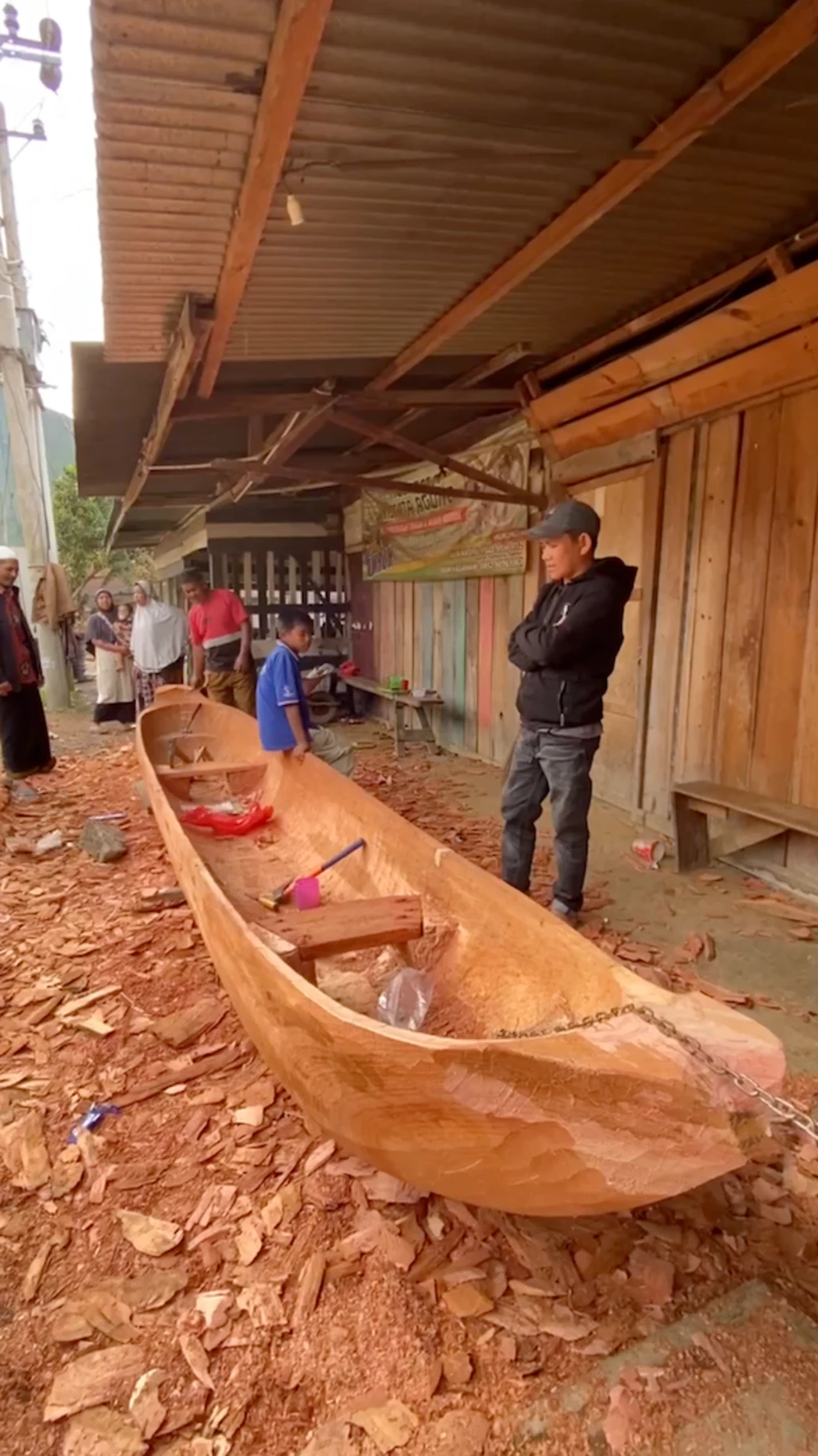 Warga manfaatkan kayu gelondongan banjir jadi perahu