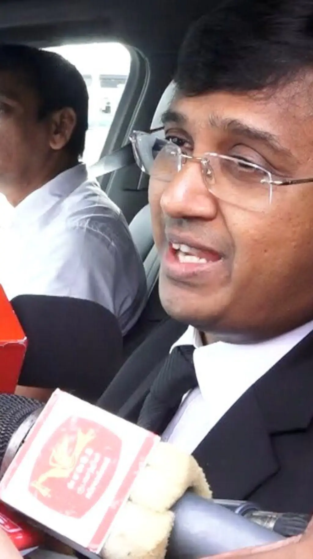 වාහනයක සිට නීතිඥවරයෙකු කතා කරයි.