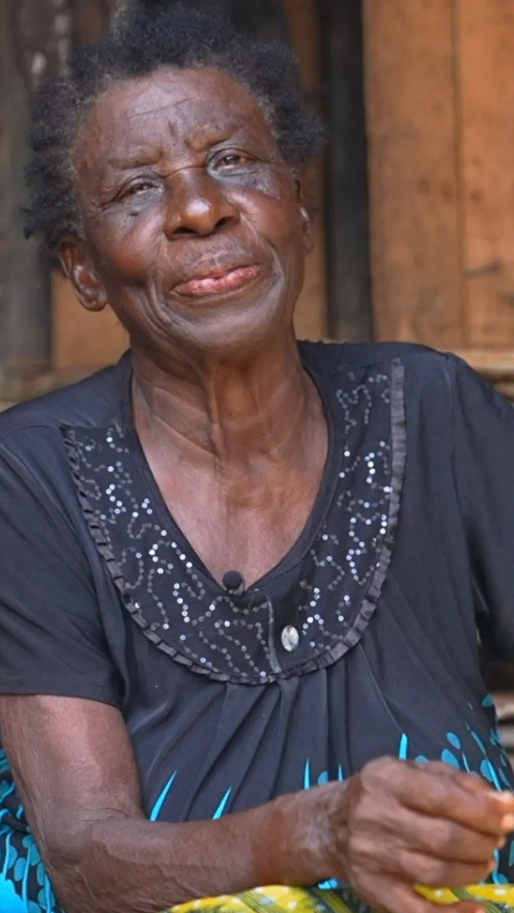 Woman wey wear black clothe