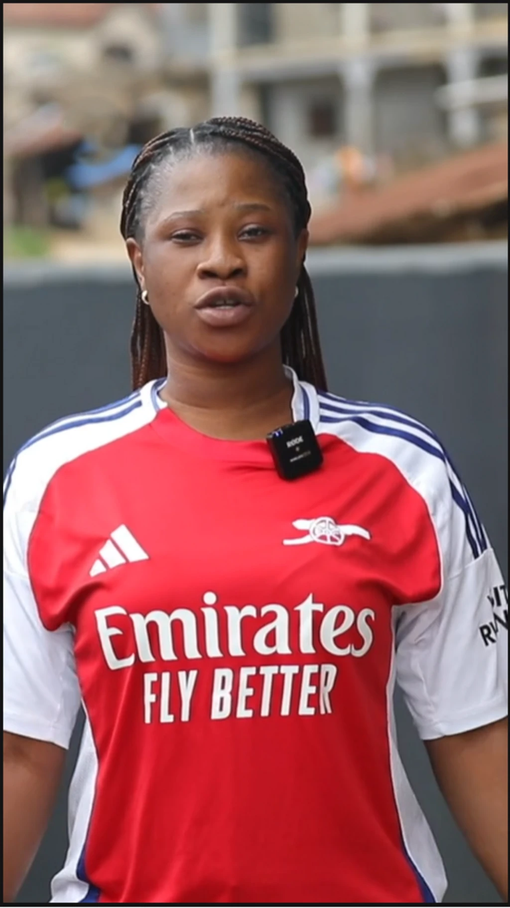 Aworan arabinrin kan to wọ aṣọ jẹsi ẹgbẹ agbabọlu Arsenal n sọrọ