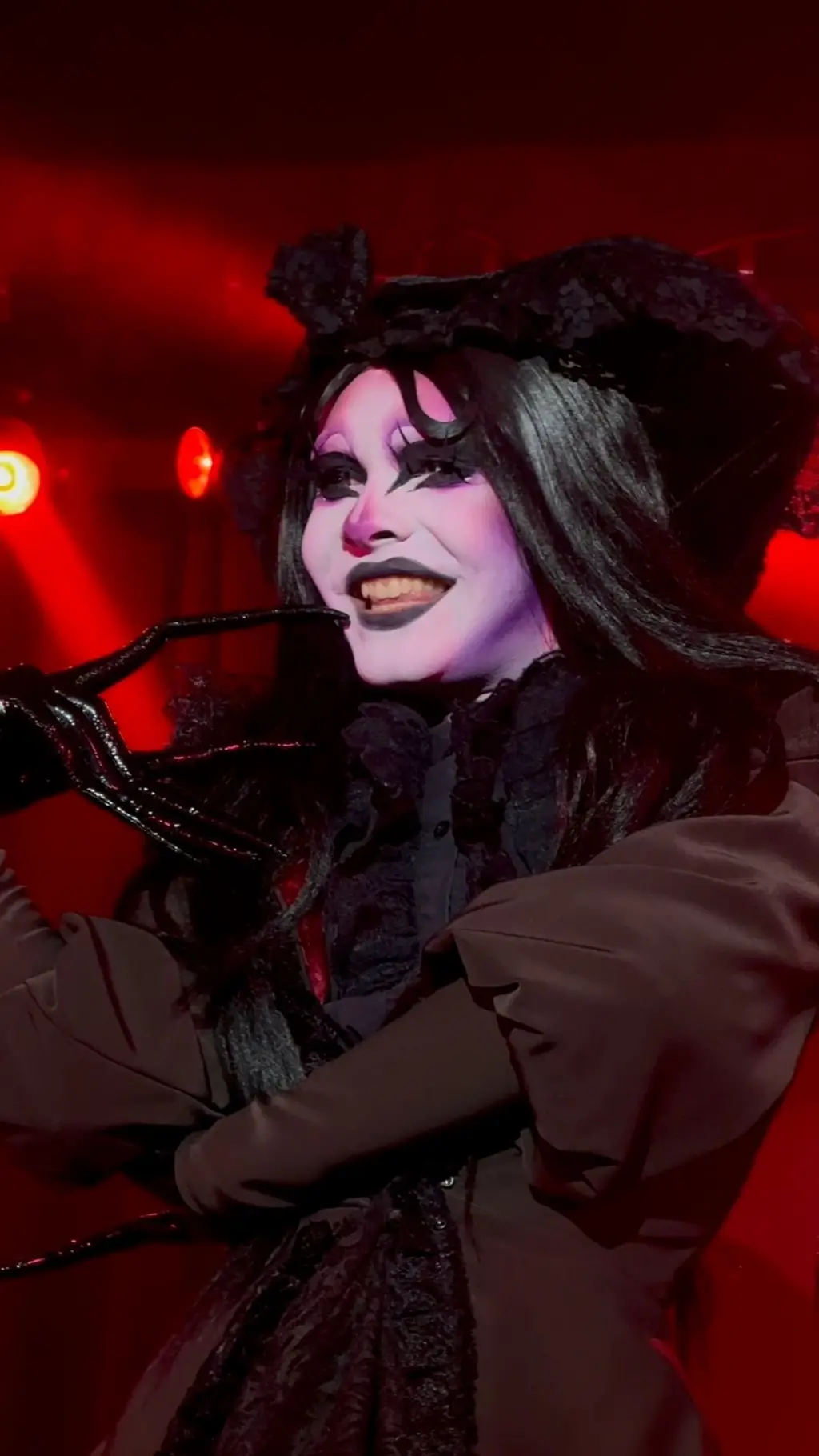 ड्र्याग कलाकार इभान।