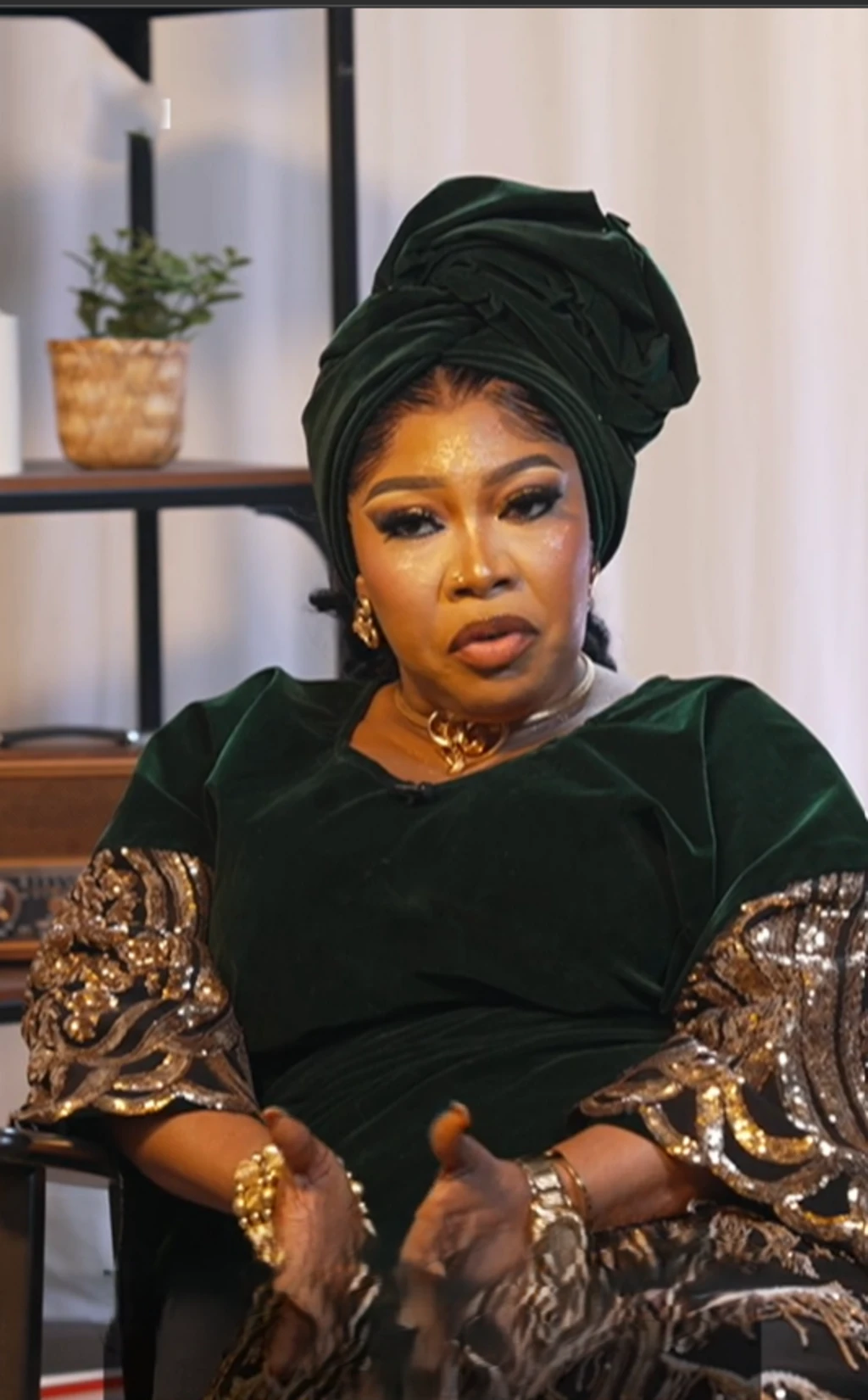 Bimpe Akintunde wọ asọ aran alawọ eweko, o si we gele rẹ
