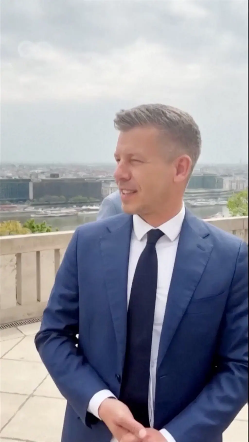 Budući premijer Mađarske Peter Mađar je 15. aprila ugledao Viktora Orbana na balkonu tokom posete predsedniku.