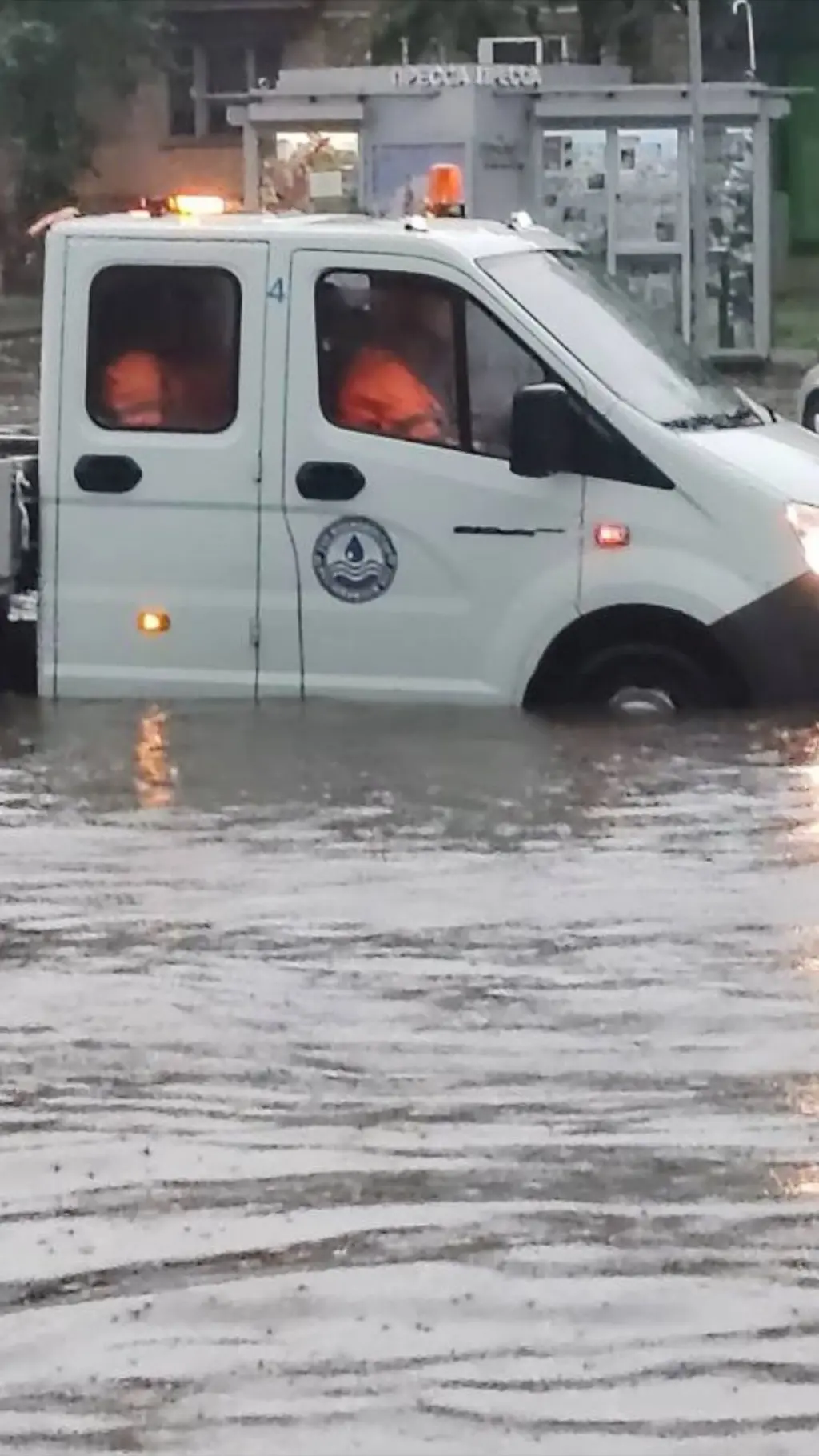 Затопленный автомобиль на улице