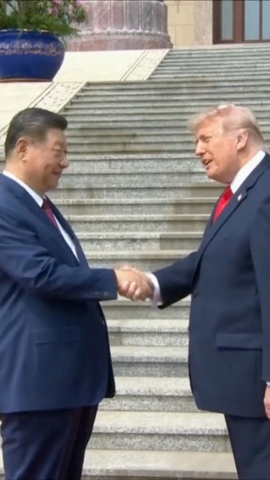 Si Đinping i Donald Tramp se rukuju