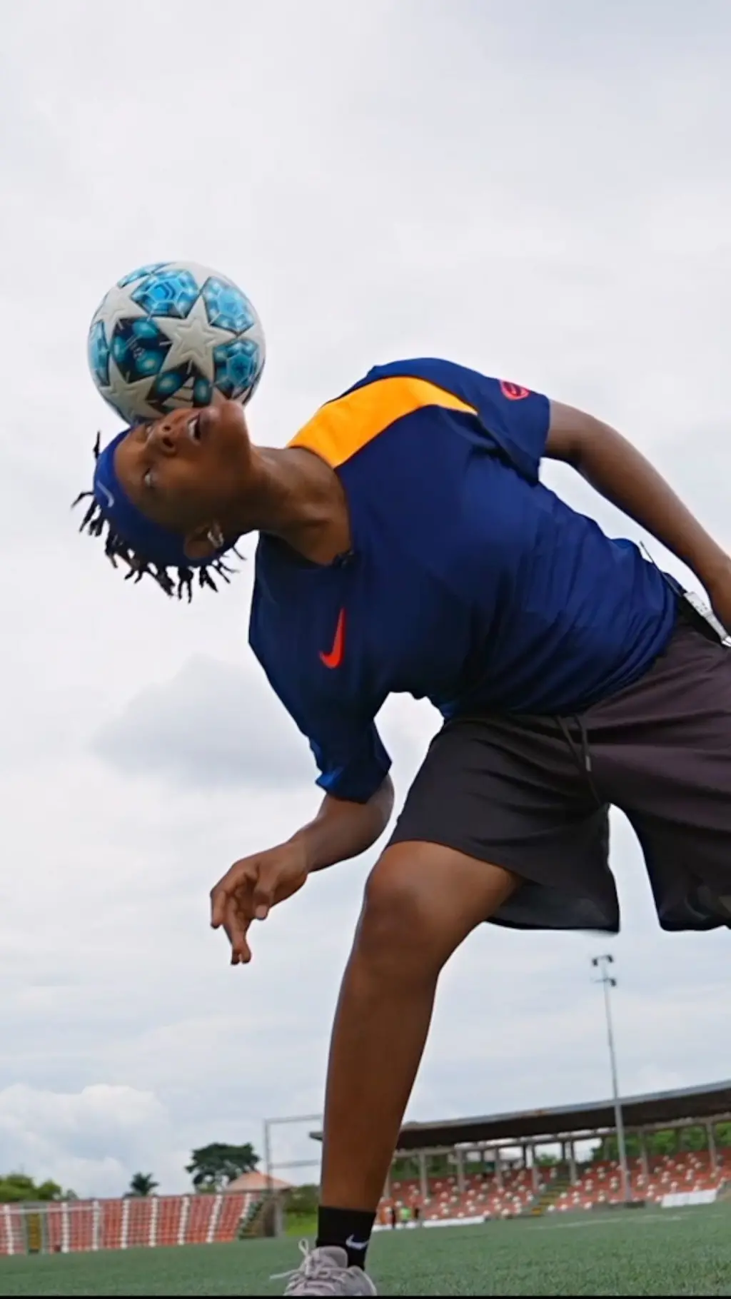 Evelyn Okafor bụ onye na-eko bọọlụ a kpọrọ 'freestyle football' 