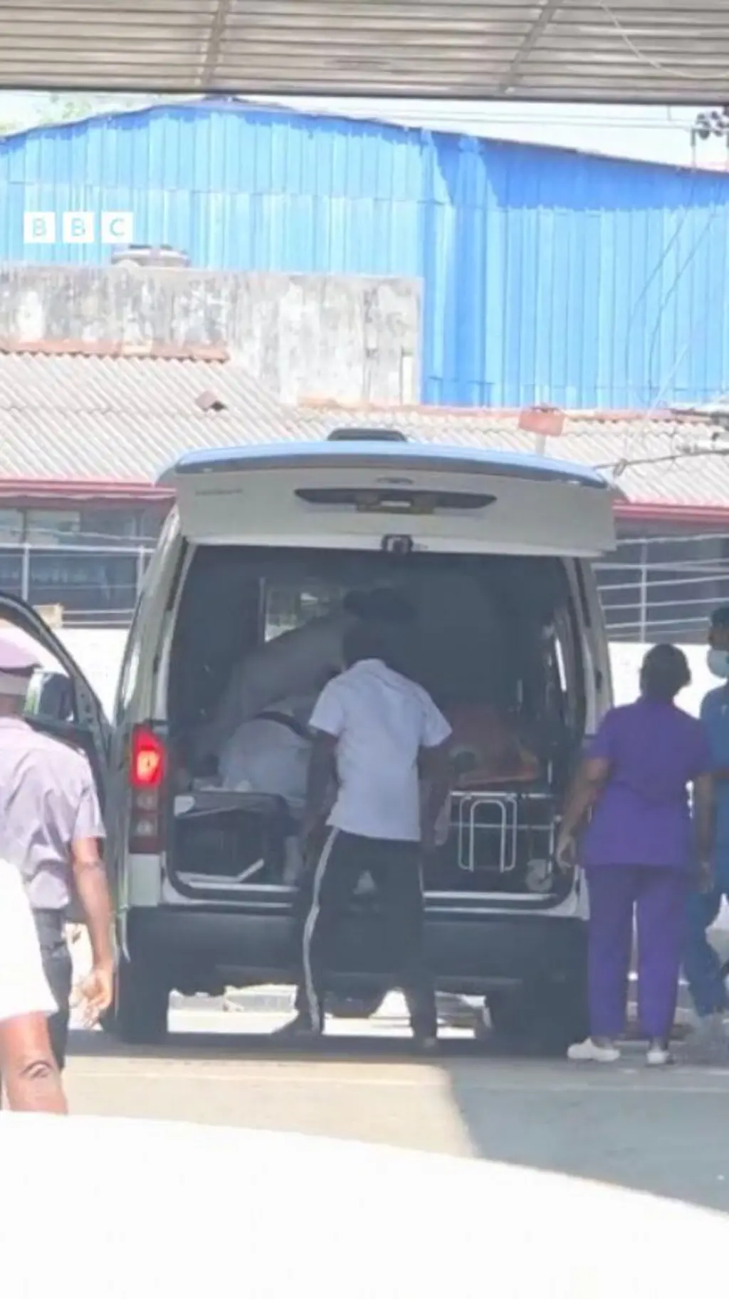 ගාල්ල කරාපිටිය රෝහලට ගිලන්රථයකින් රෝගීන් රැගෙන එන අකාරය මෙහි දැක්වේ.