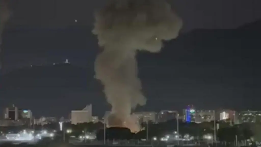 Coluna de fumaça em Caracas, capital da Venezuela, após ataque dos EUA