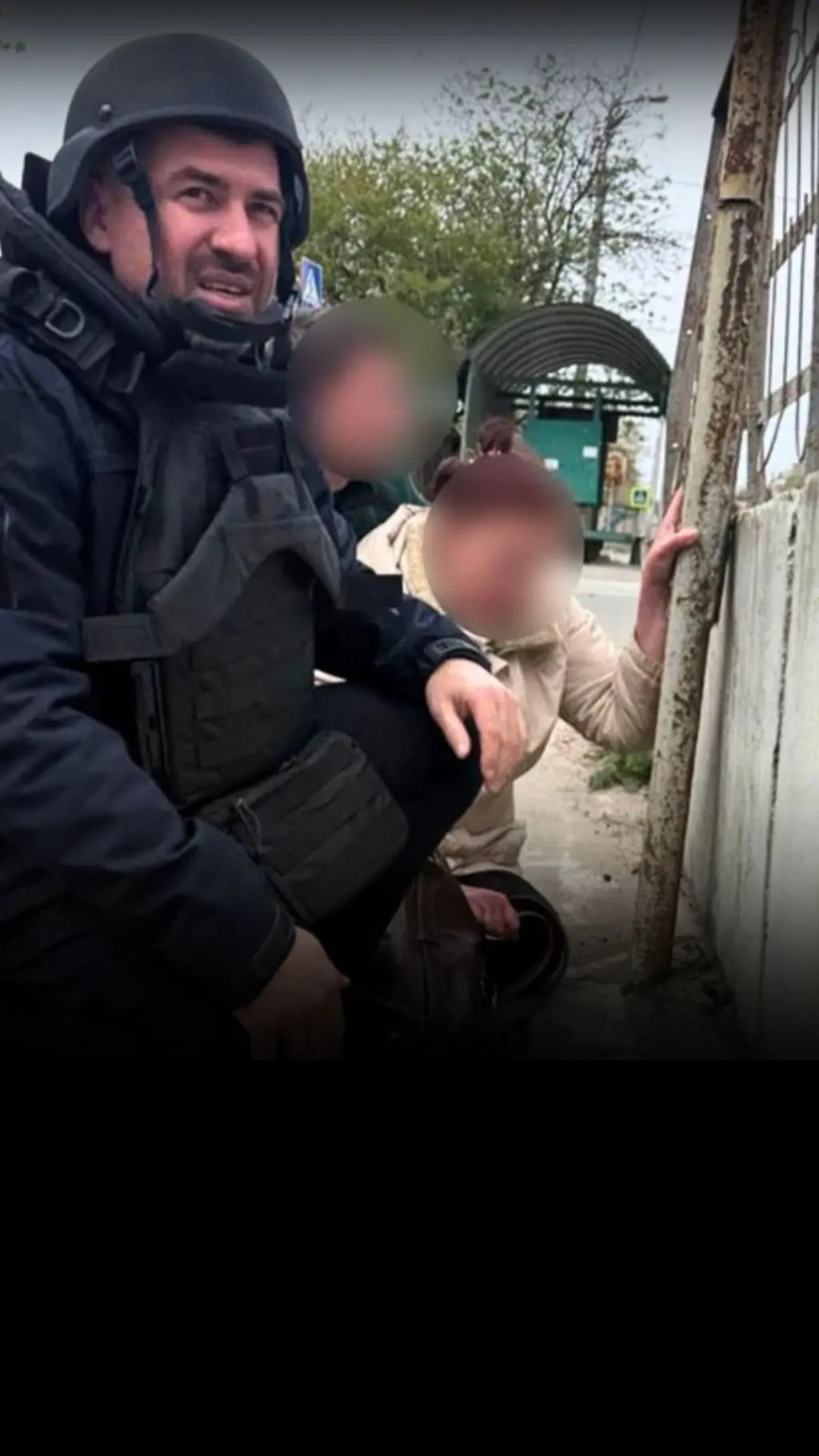 Поліцейський присів поруч з людьми під час атаки Росії на Тернопіль