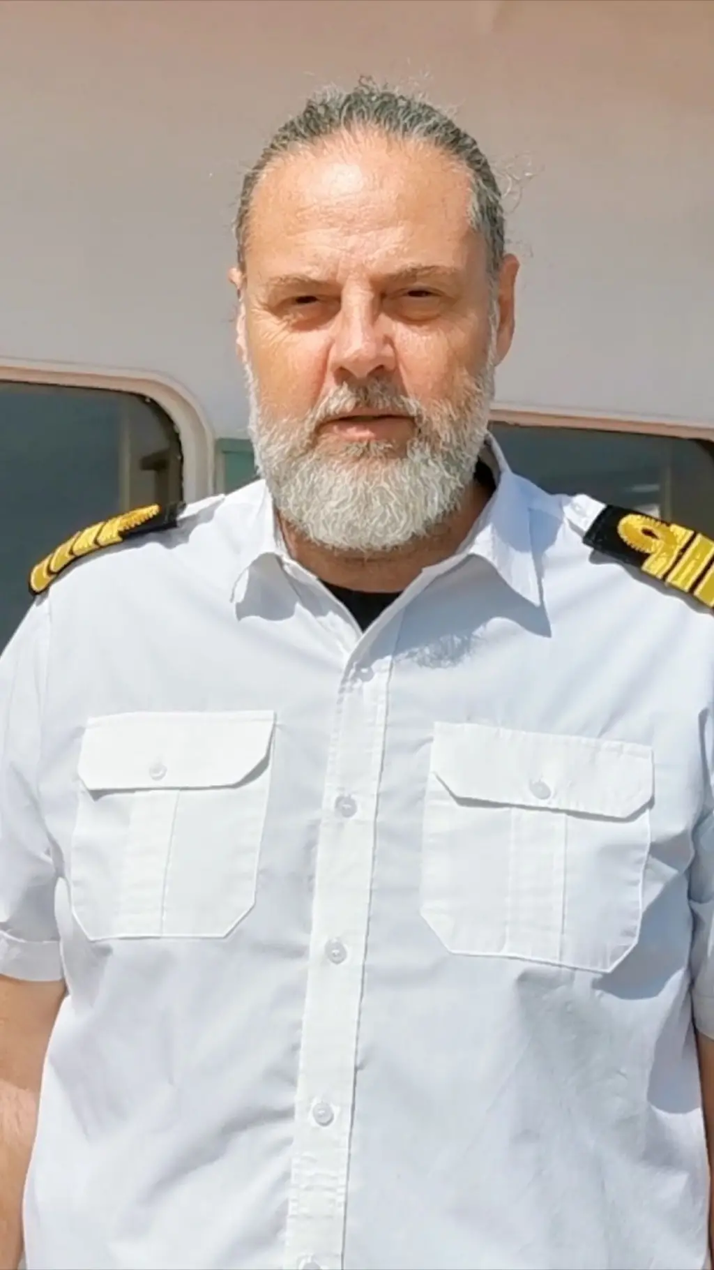 Kapetan broda Srđan Janković u uniformi.