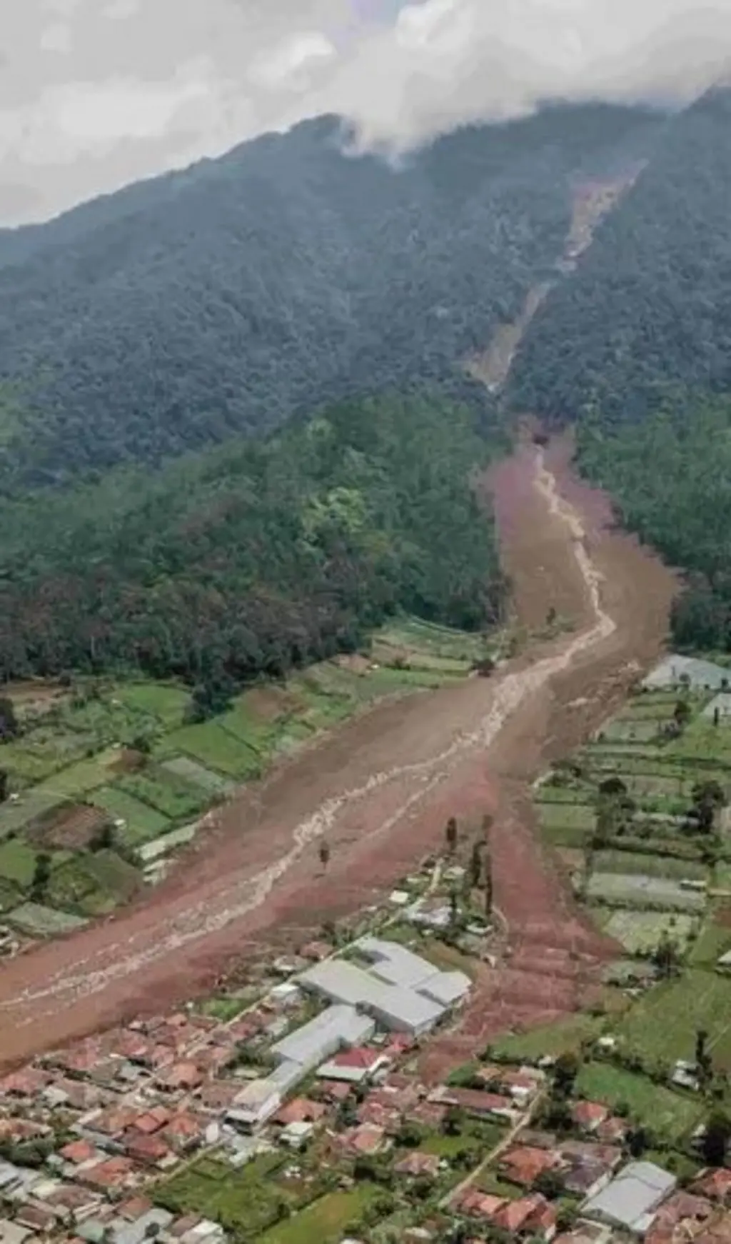 Apa penyebab longsor di Cisarua?