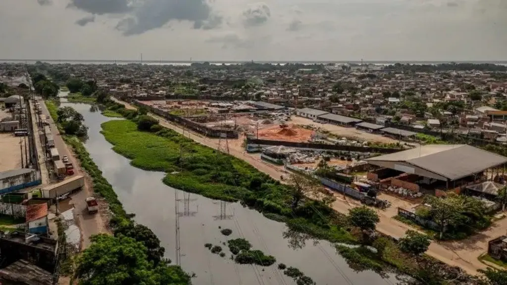 Imagem aérea de um bairro que tem um canal atravessando