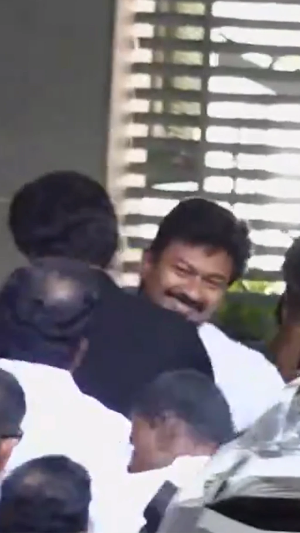 விஜயை கட்டிப்பிடித்து வரவேற்ற உதயநிதி ஸ்டாலின்
