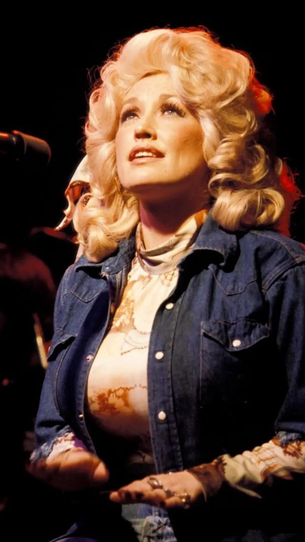 Dolly Parton con el pelo rubio 