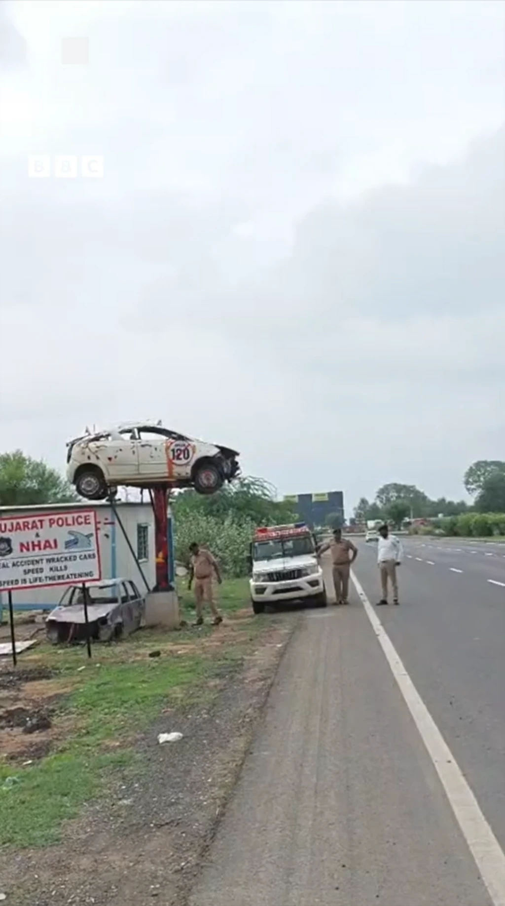 સાબરકાંઠા પોલીસ અને NHAI દ્વારા માર્ગ અકસ્માતો ઘટાડવા માટે અનોખી પહેલ કરવામાં આવી છે. 