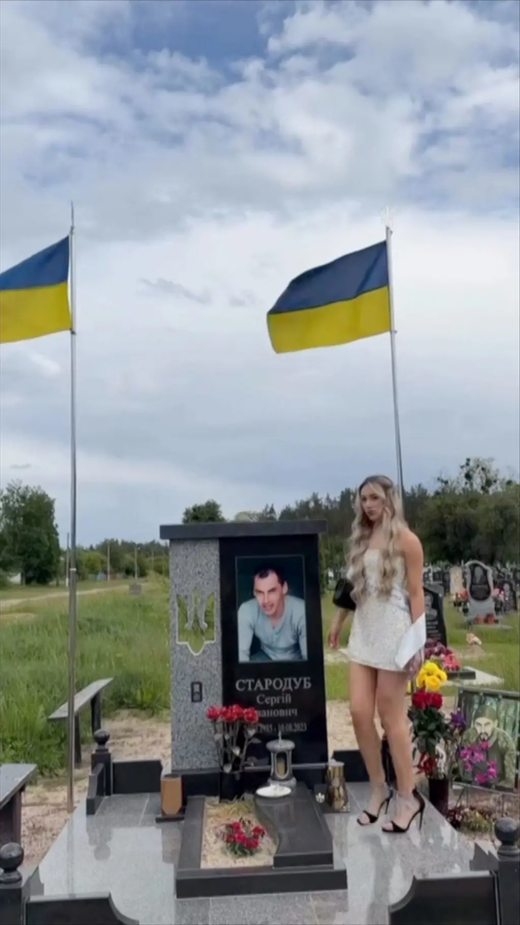 Ukrajinke slave maturu na grobovima očeva stradalih u ratu