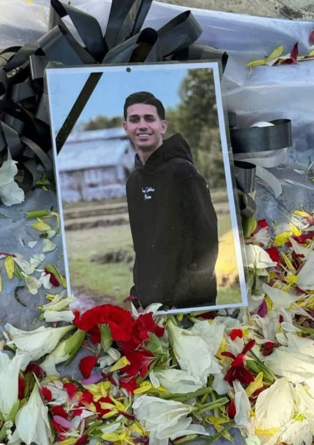 گزارش شده که مانی صفرپور در لاهیجان دفن شده است.