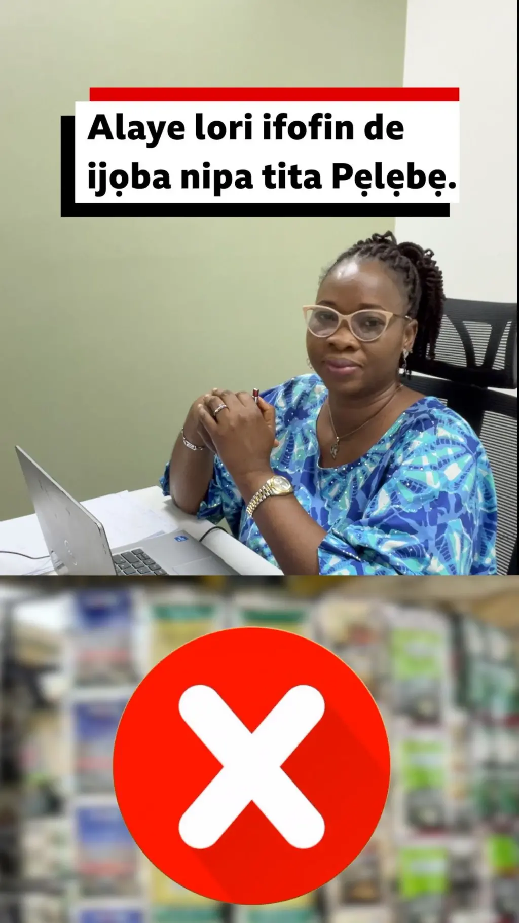 Aworan obinrin kan to joko, akọle nipa fifofin de tita pẹlẹbẹ wa loke rẹ