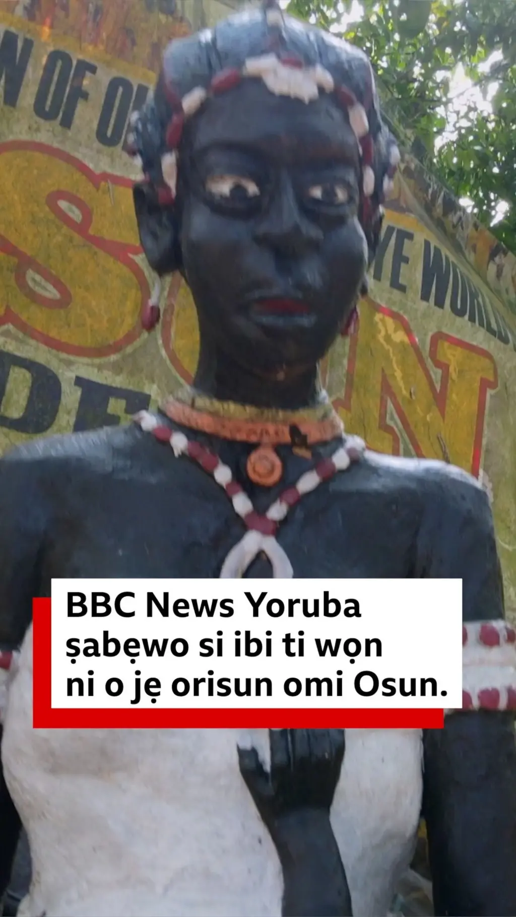 Ere ti wọn gbẹ ni obinrin, o wọ aṣọ funfun, ilẹkẹ wa ni ọrun rẹ