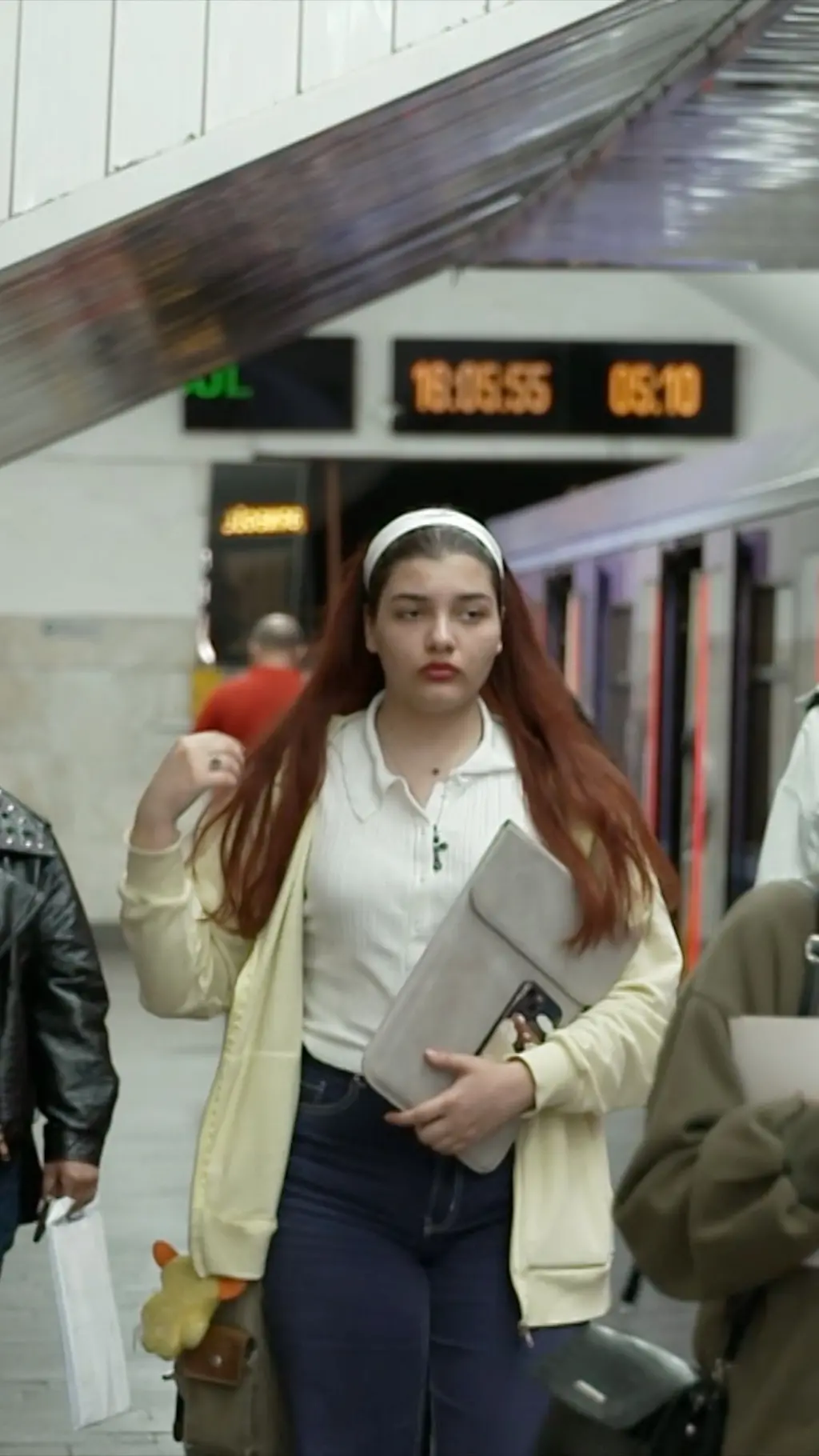 Metro ilə şəhərin bir başından o biri başına getmək istəyən 15 avqustdan bir istiqamətət üzrə üçqat xərcə düşə bilər. Ona görə ki, Bakıda metronun yaşıl və qırmızı xəttləri bir-birindən ayrılır və 28 may - Nizami arasında metro dayanır.