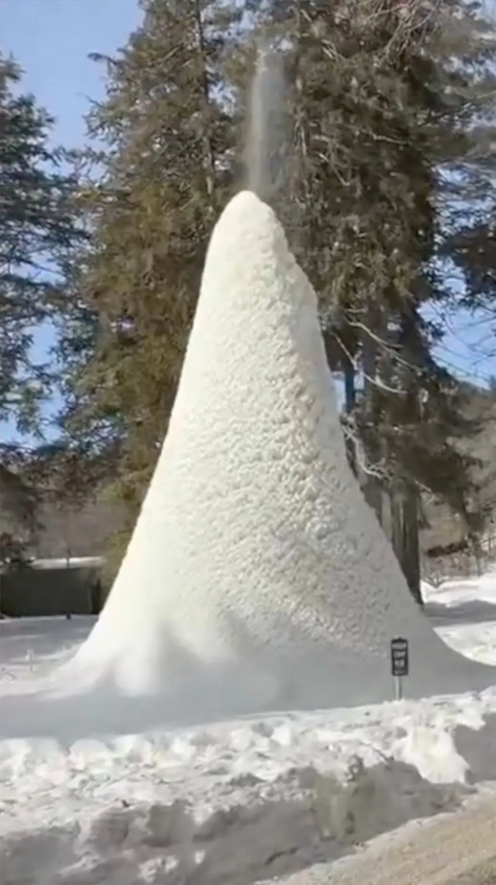 නිව්යෝර්ක්හි 'අයිස් කන්දක්' පුපුරා ගිය හැටි