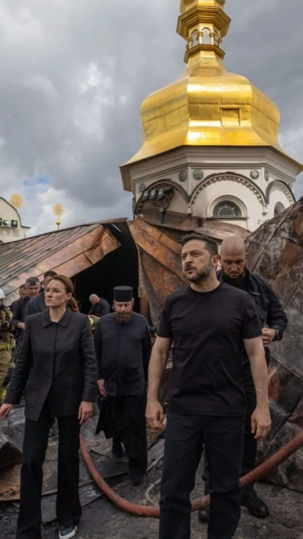 Президент і премʼєрка України - на даху пошкодженого російським ударом Успенського собору Києво-Печерської лаври