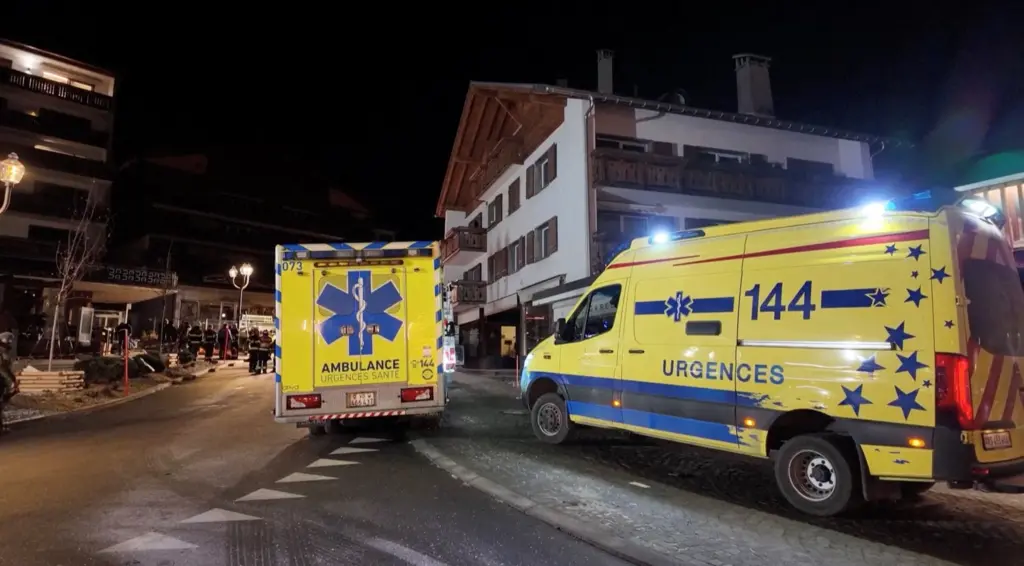 Duas ambulâncias no local da ocorrência durante a madrugada