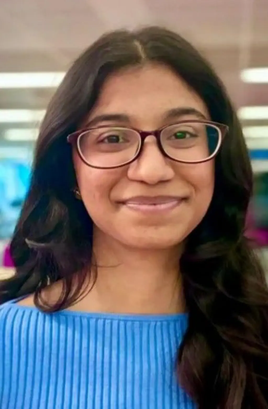 Uma jovem usando óculos