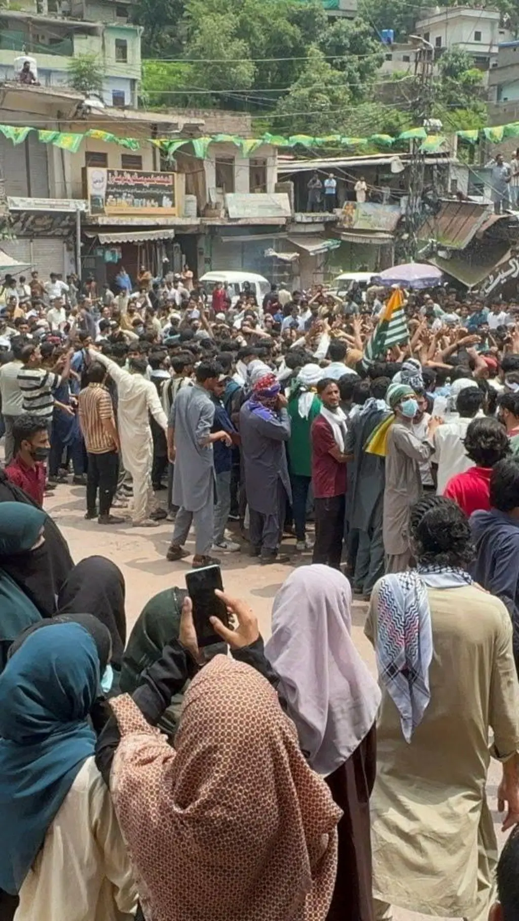 पाकिस्तान-प्रशासित कश्मीरमा प्रदर्शनकारीहरू