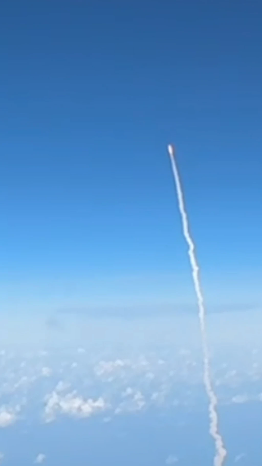 விமானத்தில் இருந்தபடி ஆர்டெமிஸ்-2 ஏவுதலை ரசித்த பயணிகள்