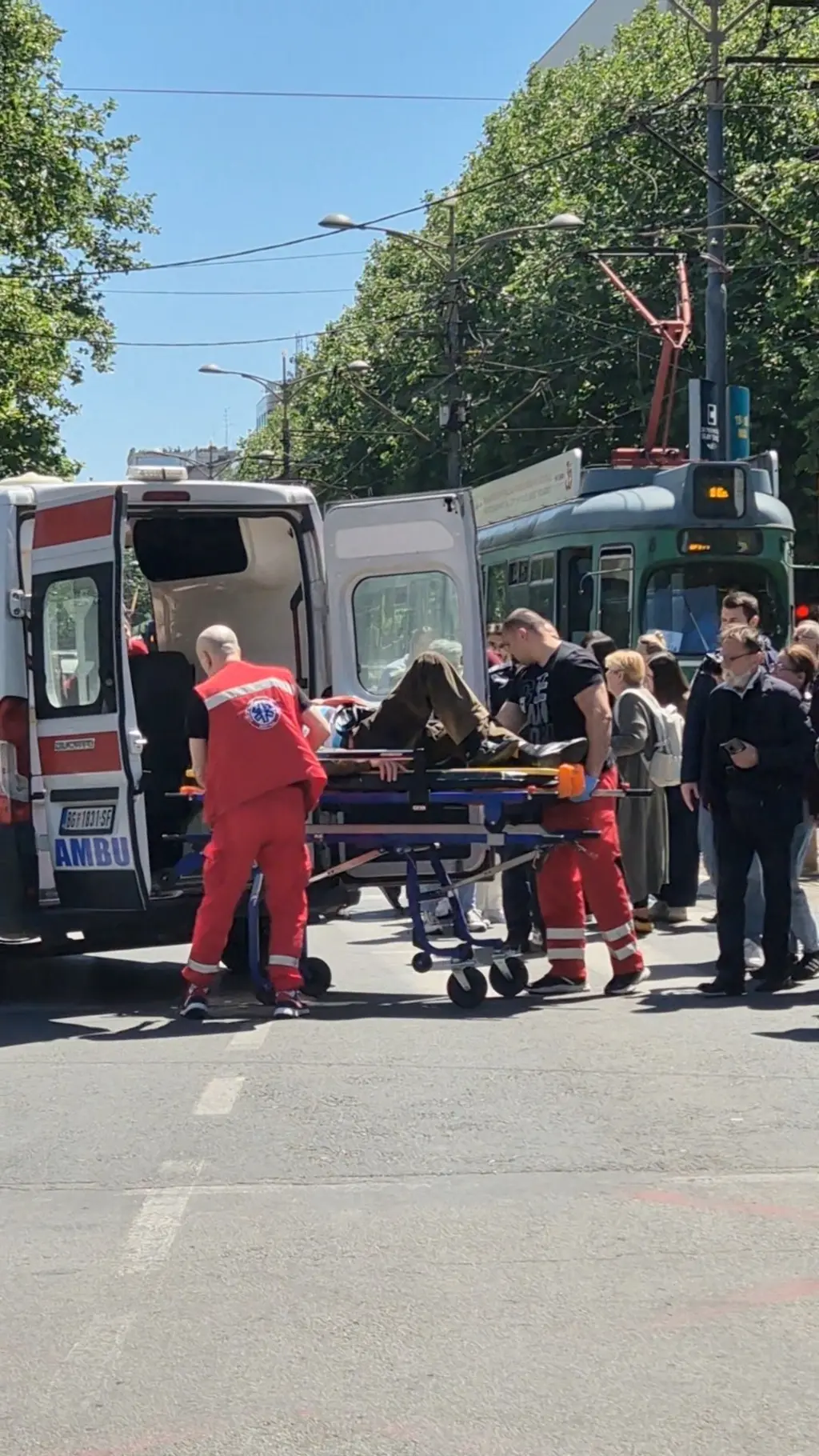 hitna odvozi coveka povrednog ispred pravnog fakulteta