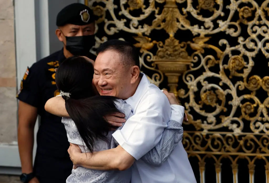 นาทีปล่อยตัว “ทักษิณ” รับการพักโทษ ออกจากเรือนจำ