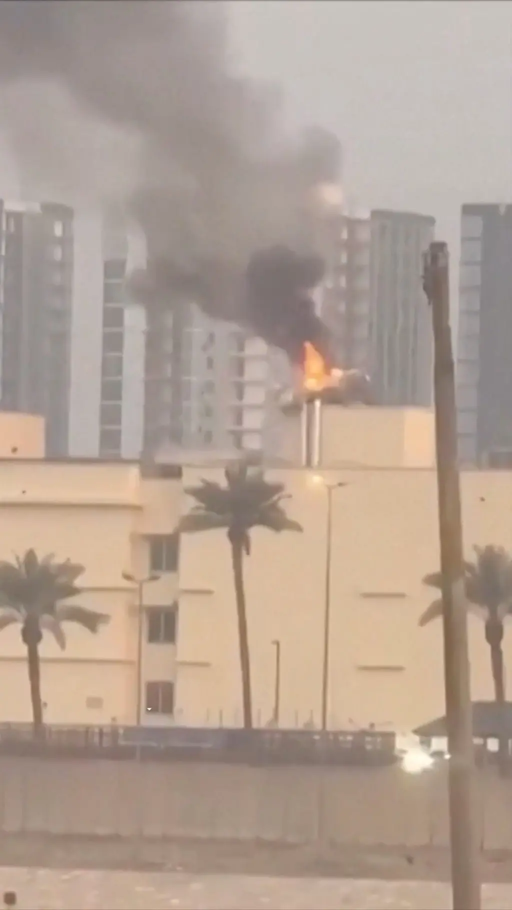 آثار خرابی در ساختمان سفارت آمریکا در بغداد بعد از اصابت یک پرتابه