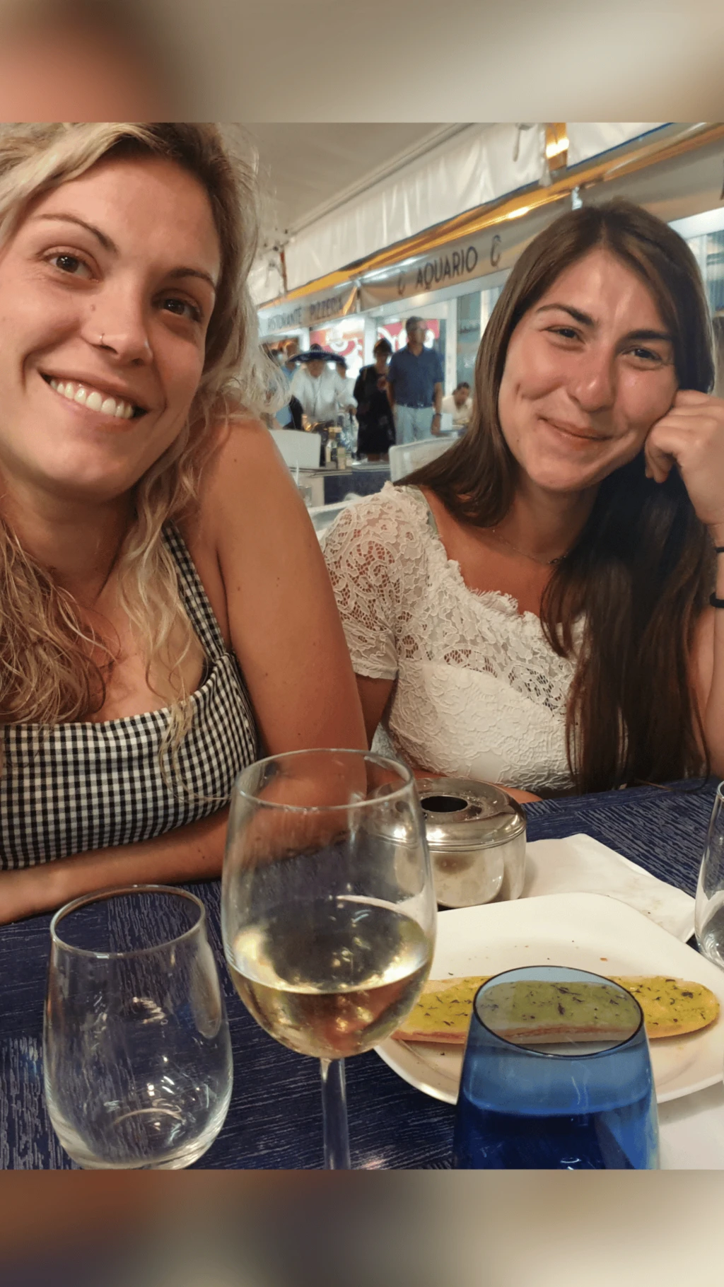 Dos jóvenes sonrientes en una mesa de un restaurante.