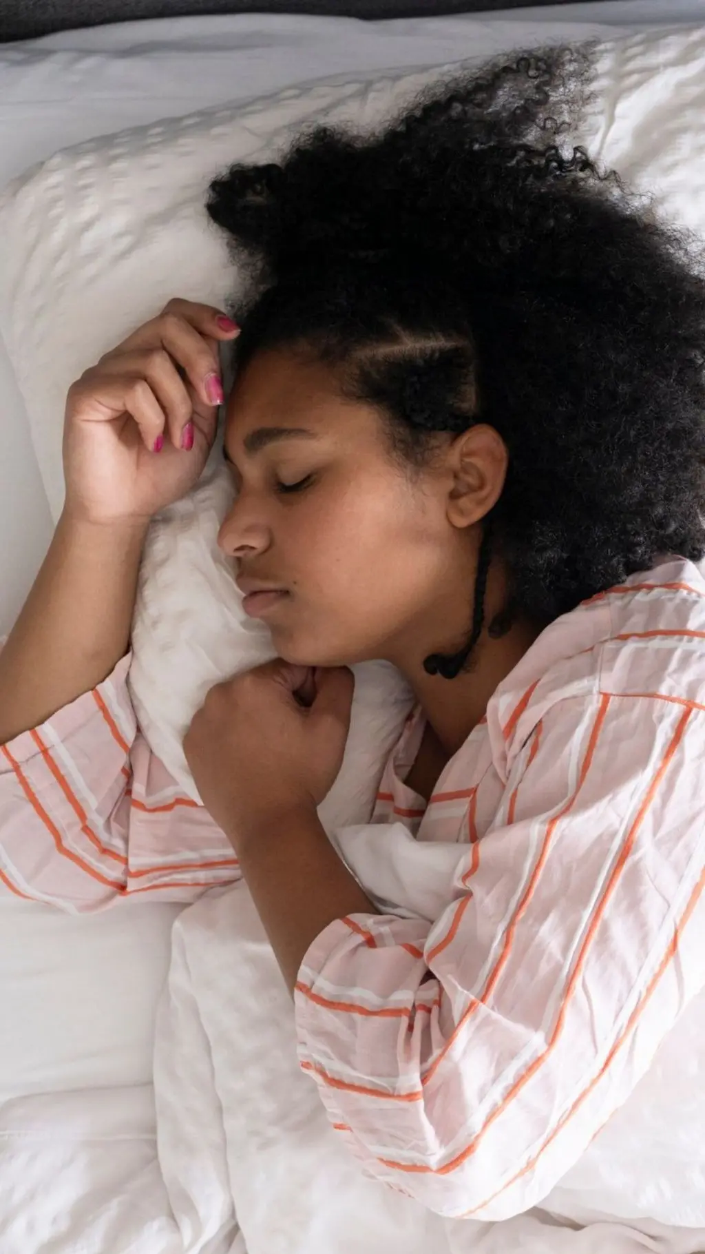 Femme qui dort dans son lit