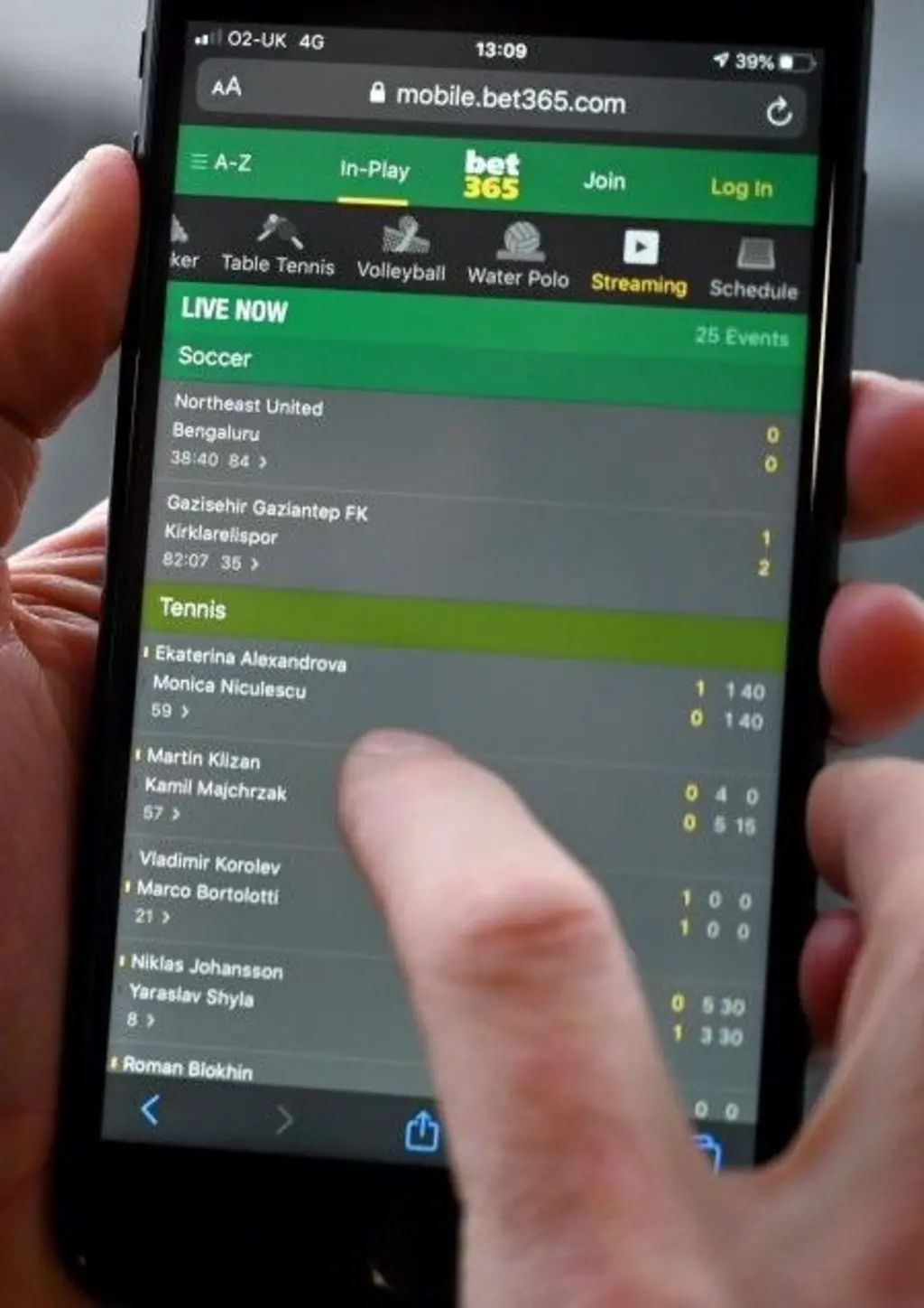 Uma mão mexendo em um site de bets no celular