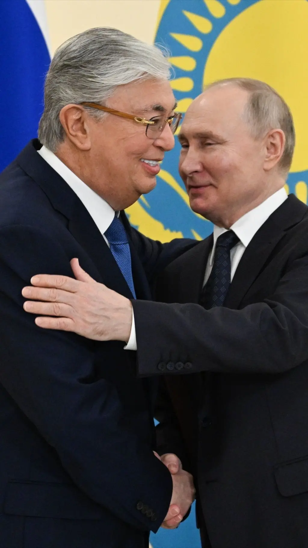 Тоқаев ва Путин саломлашмоқда